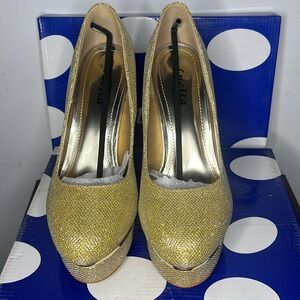 Lucita Gold Sparkling Heels✨